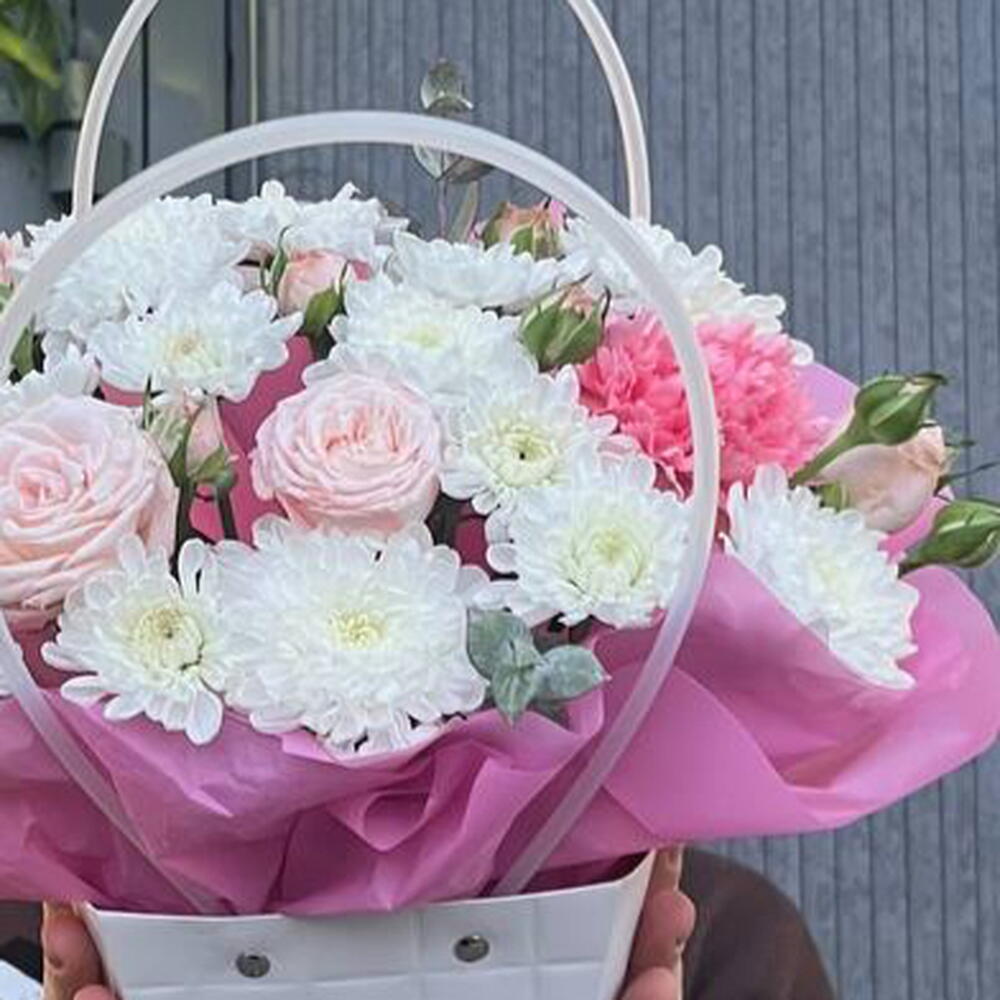 Композиция из хризантем и кустовых роз