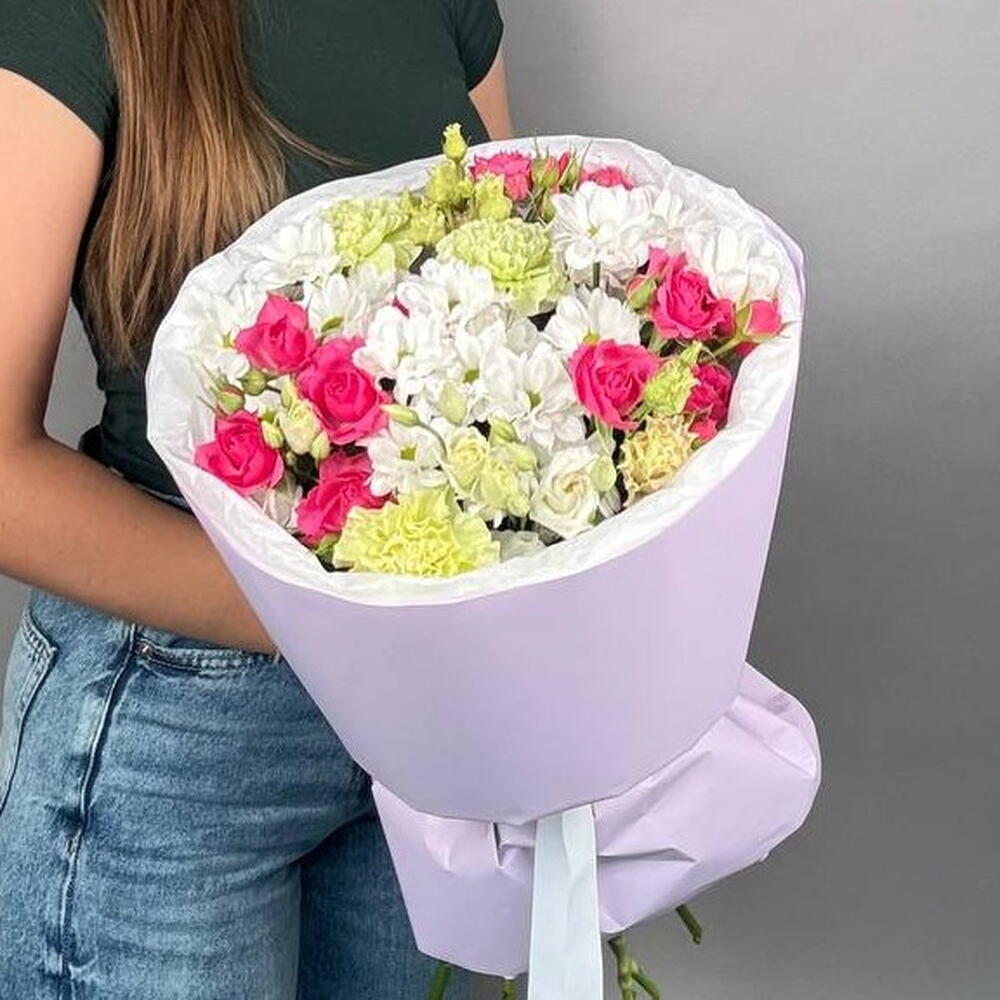 Букет из эустомы, кустовой розы, диантусов и хризантемы