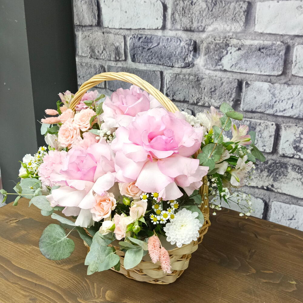 Воздушная корзина с французскими розами "Нежность" 🌸