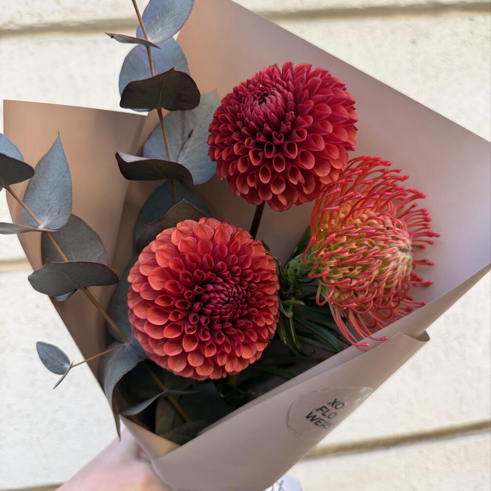 Букет-комплимент из георгин, африканского нутана и эвкалипта от XOFLOWERS