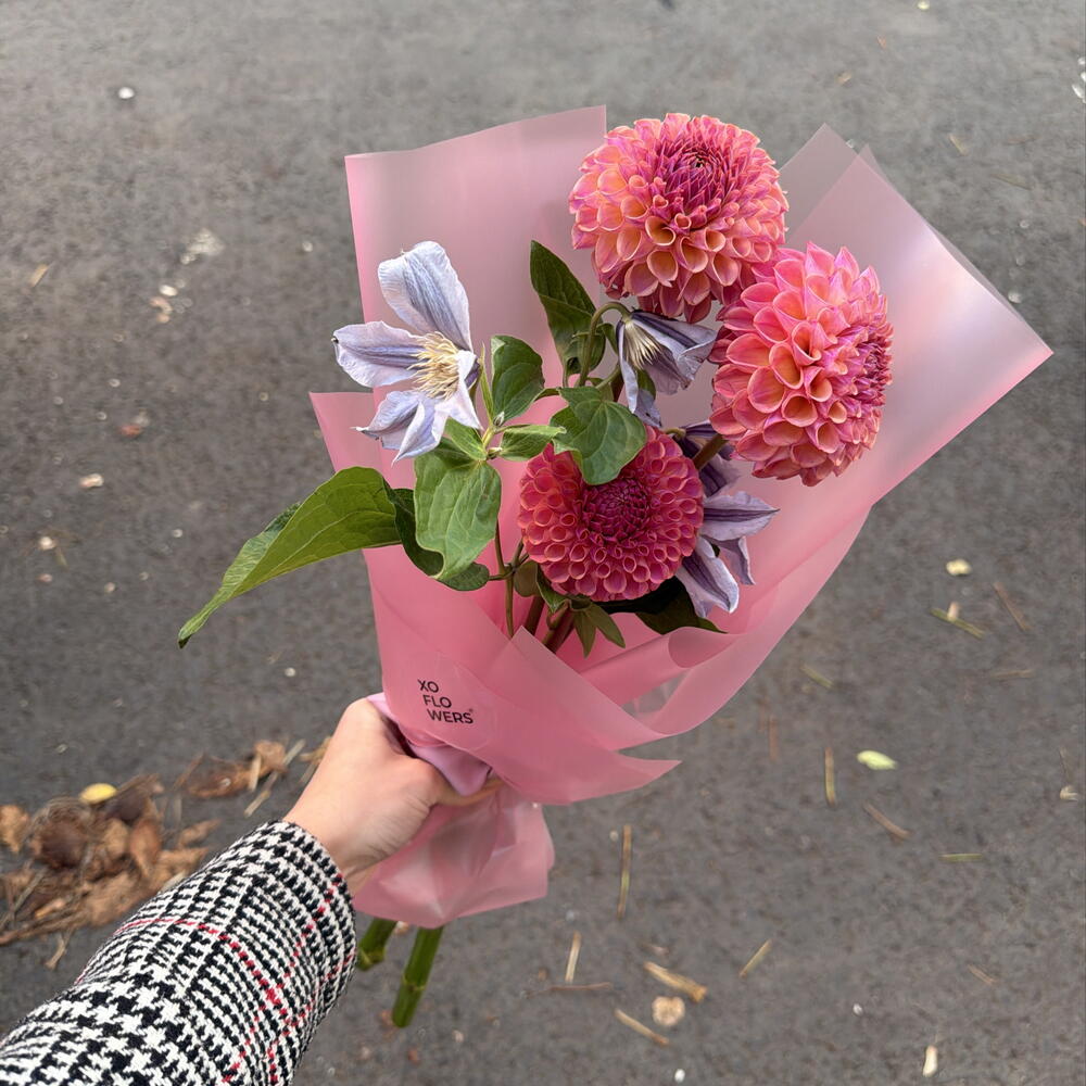 Букет-комплимент с георгинами и клематисом от XOFLOWERS