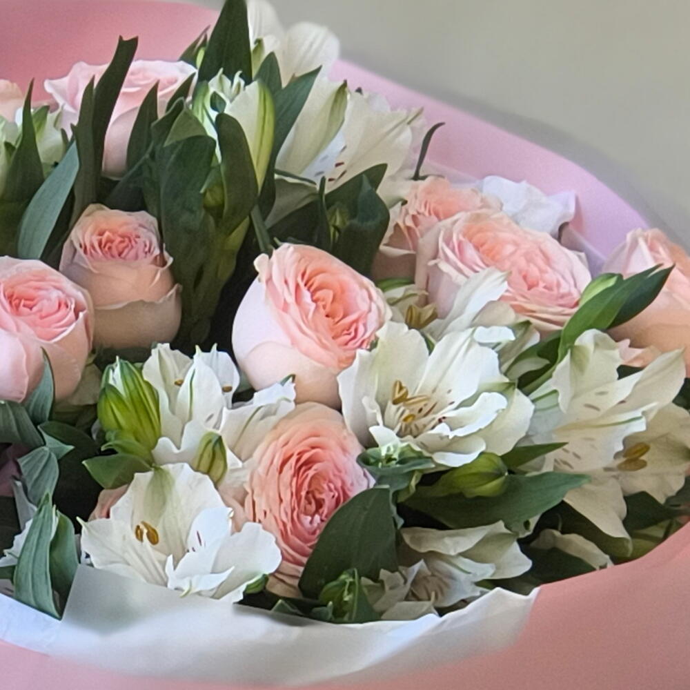 Букет из роз кустовых и альстромерии (702)