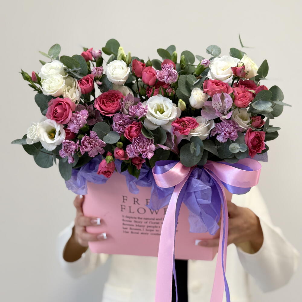 Композиция «Повод без повода🌸»из кустовых диантусов , кустовых пион роз  и эустом с ароматным эвкалиптом в коробке 💐