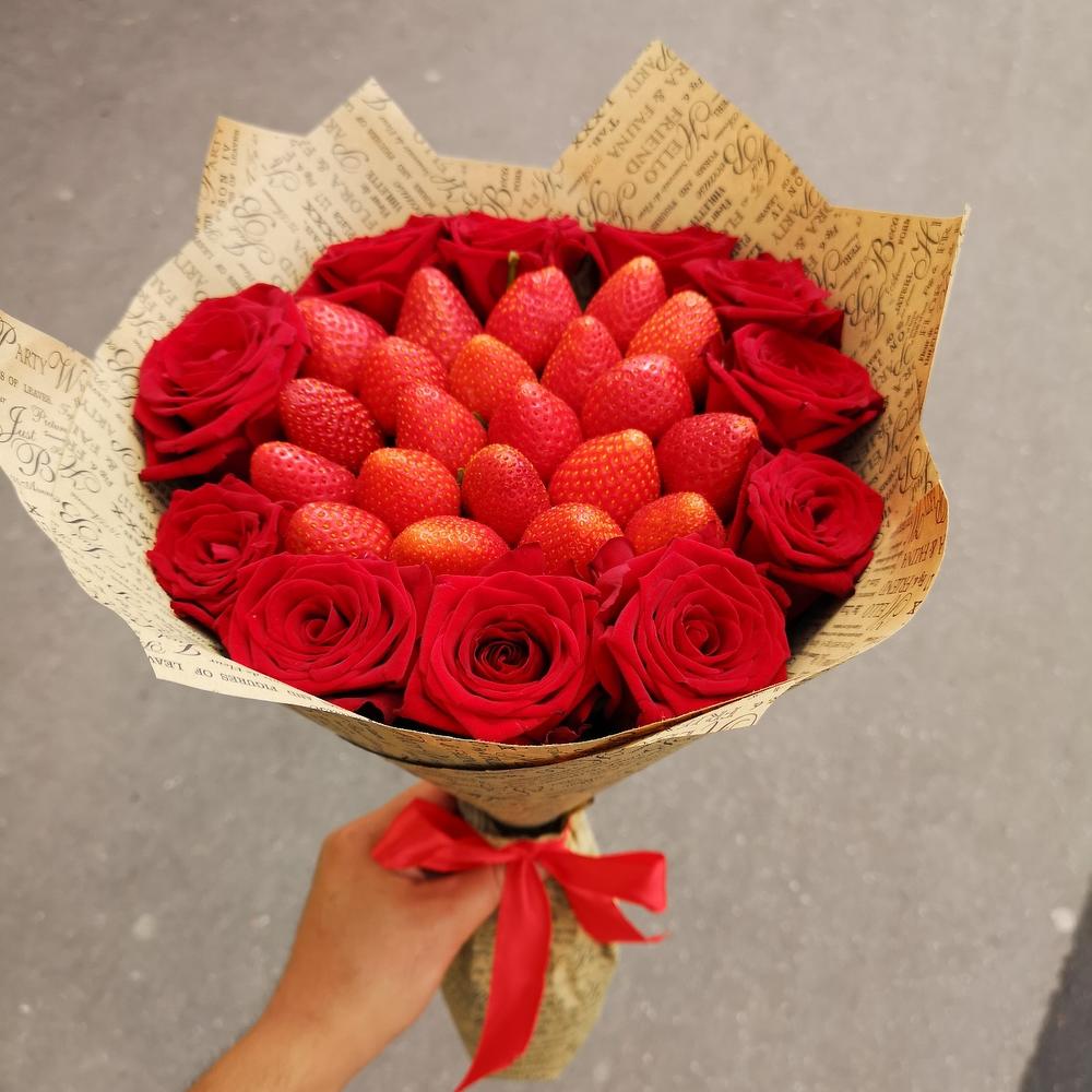 Клубника с розами