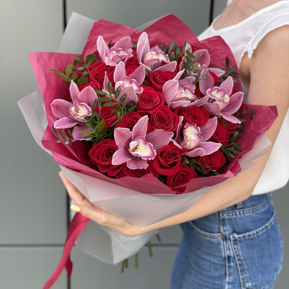 Bouquet of Bourges with red roses and cymbidium