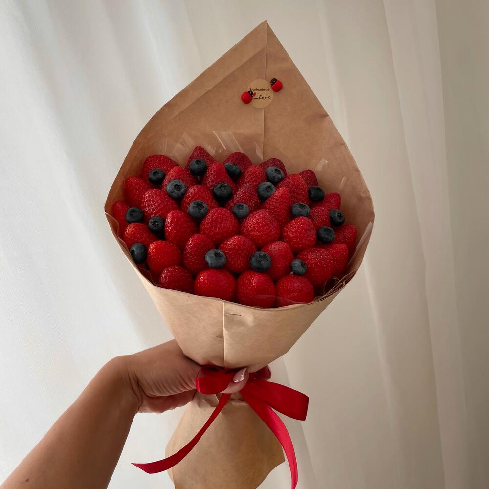 Букет из клубники и голубики