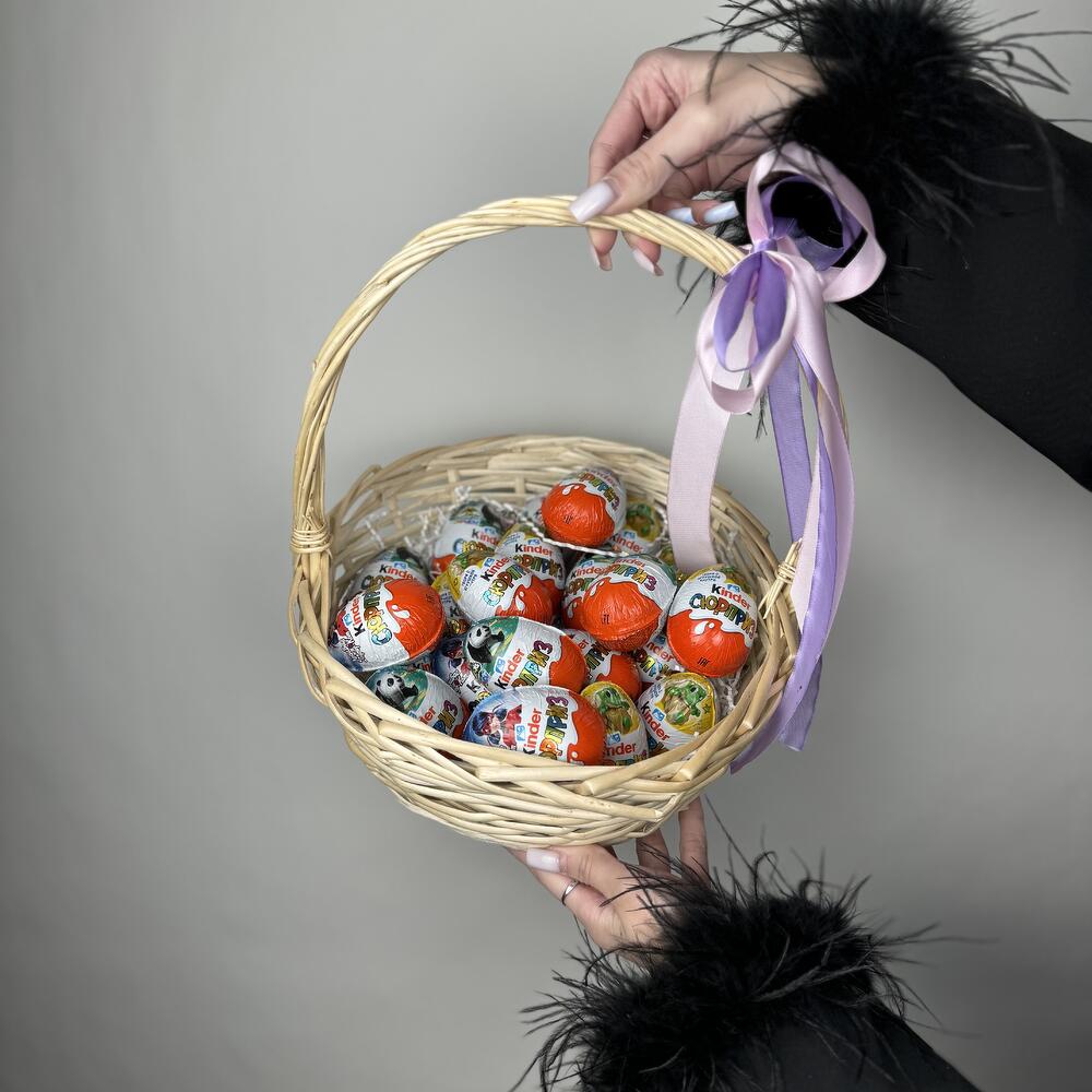 Корзинка из 27 киндеров