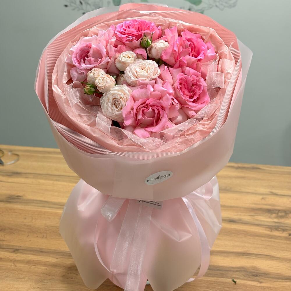 Моно букет из ажурных и пионовидных роз💗