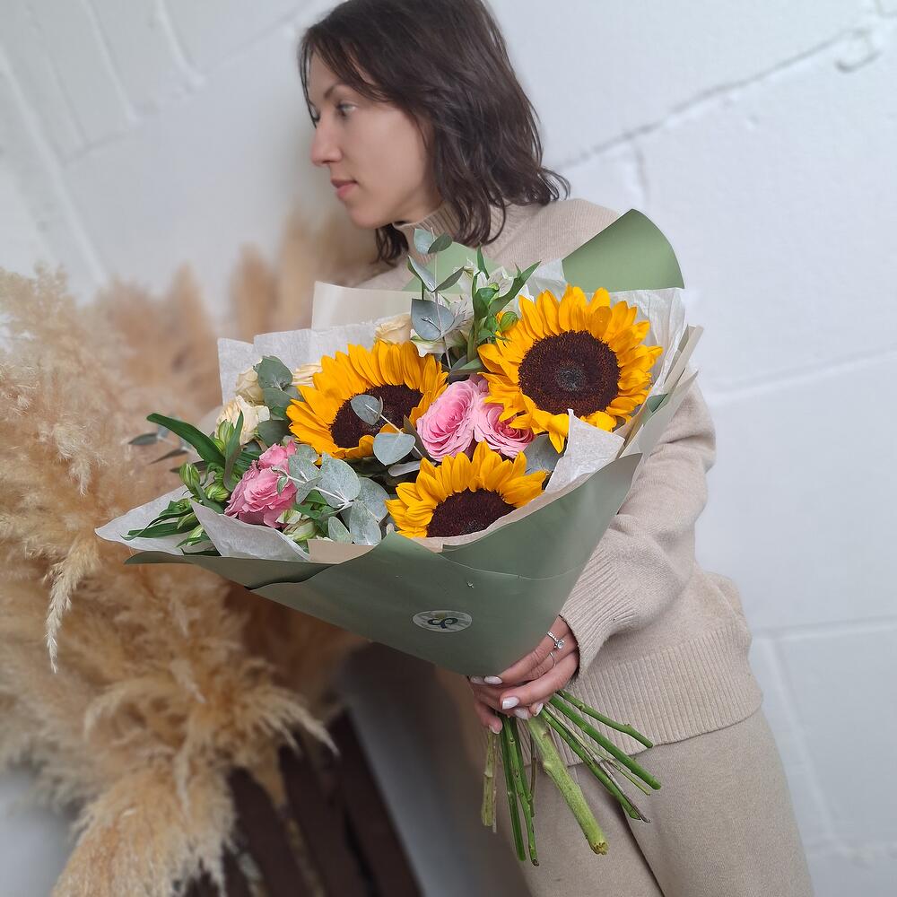 Авторский букет с подсолнухом и кустовой розой М