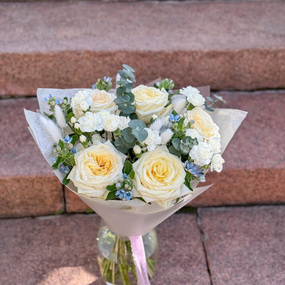 Delicate bouquet with a Candlelight rose and oxypetalum