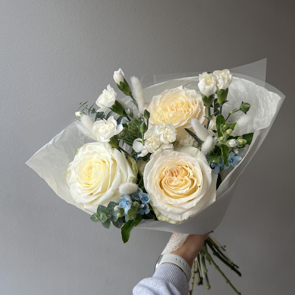 Delicate bouquet with Candlelight and Oxypetalum