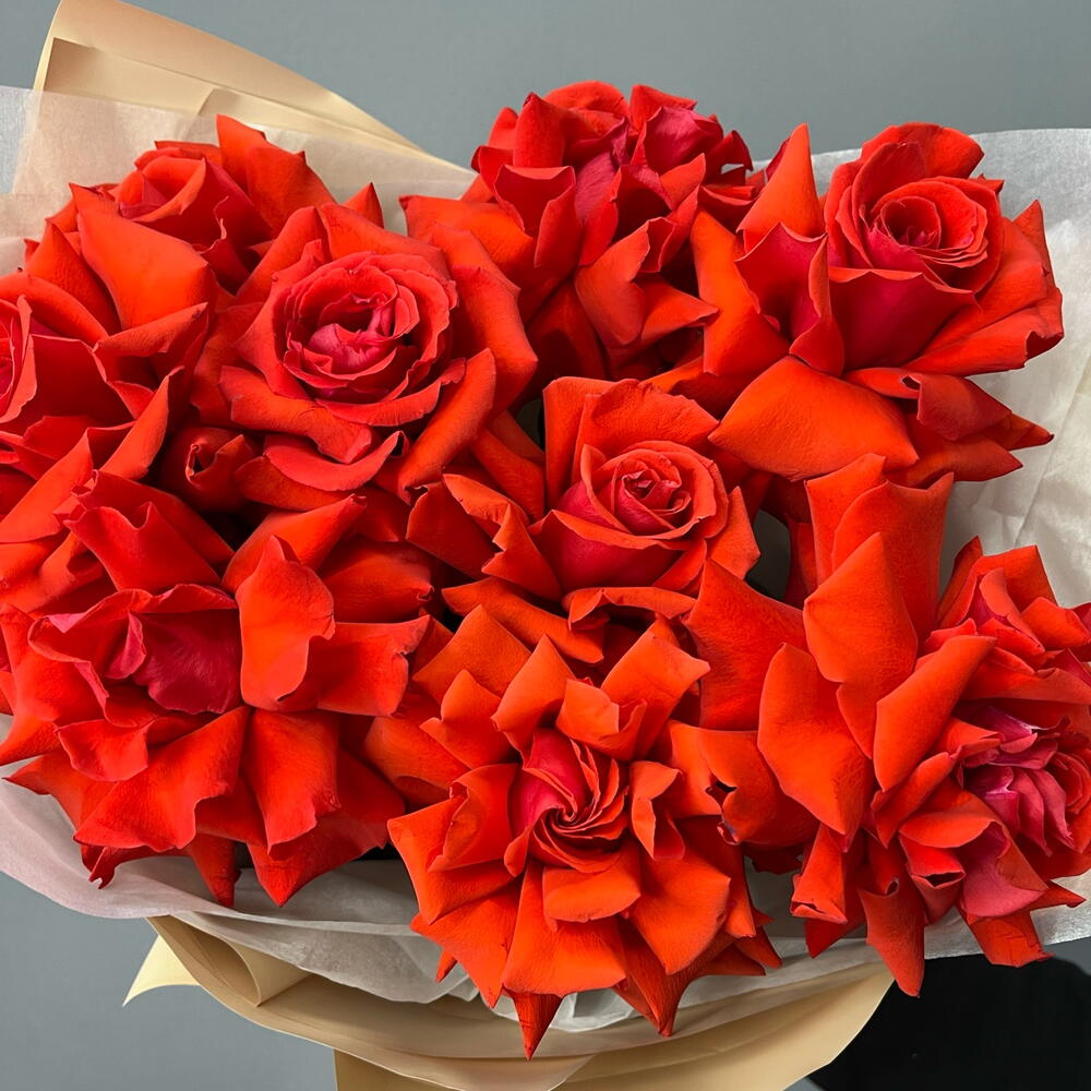 🌹 Букет «Алое Сердце» Элегантный букет из 9 французских роз сорта Нина — это воплощение страсти и утончённости