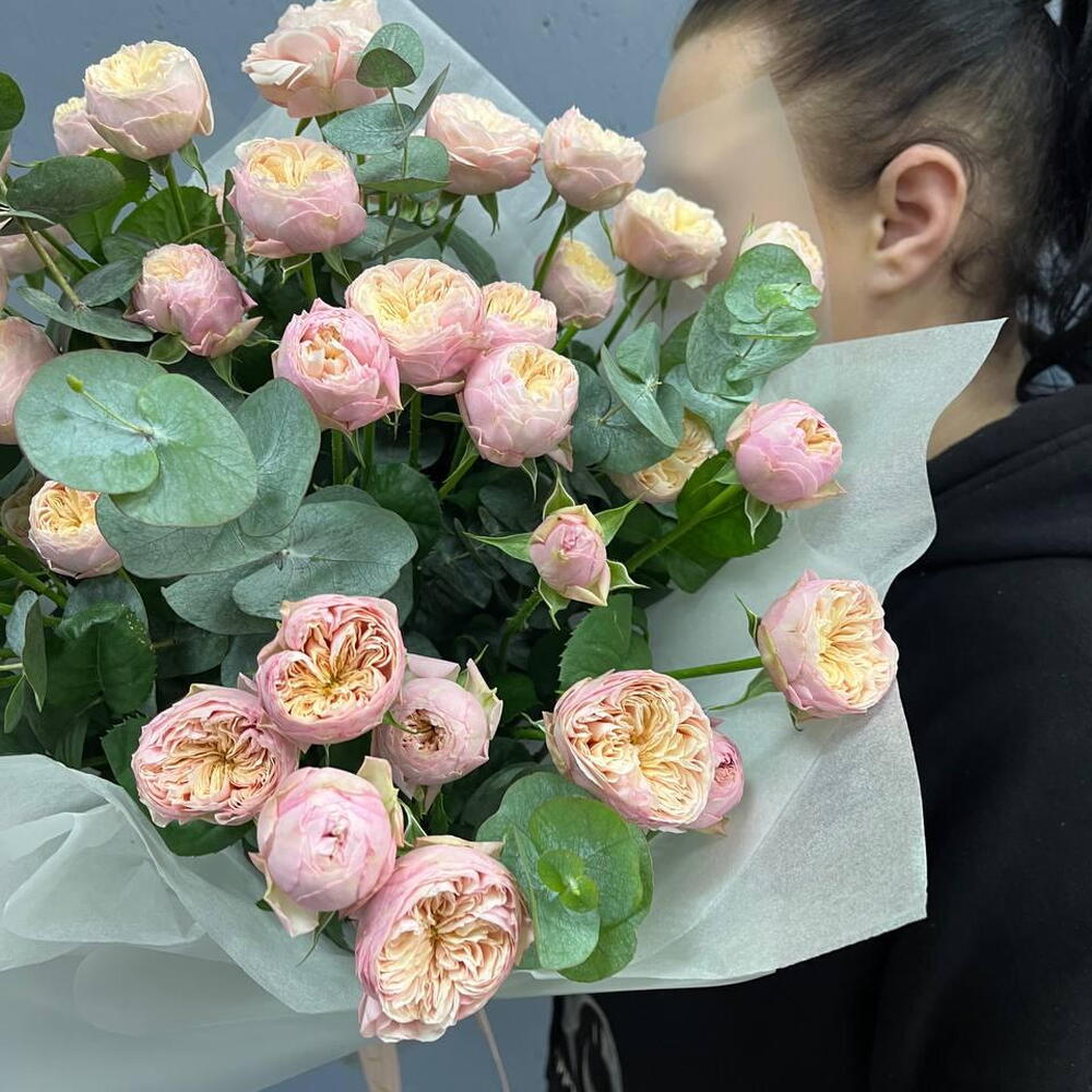 Букет из нежных пионовидных кустовых розочек