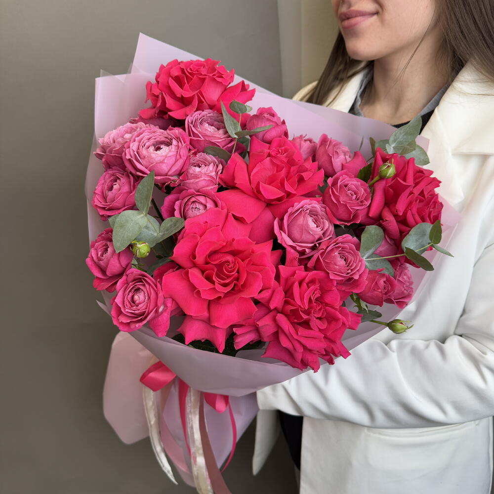 Яркий букет из французских и кустовых роз «Французский поцелуй»