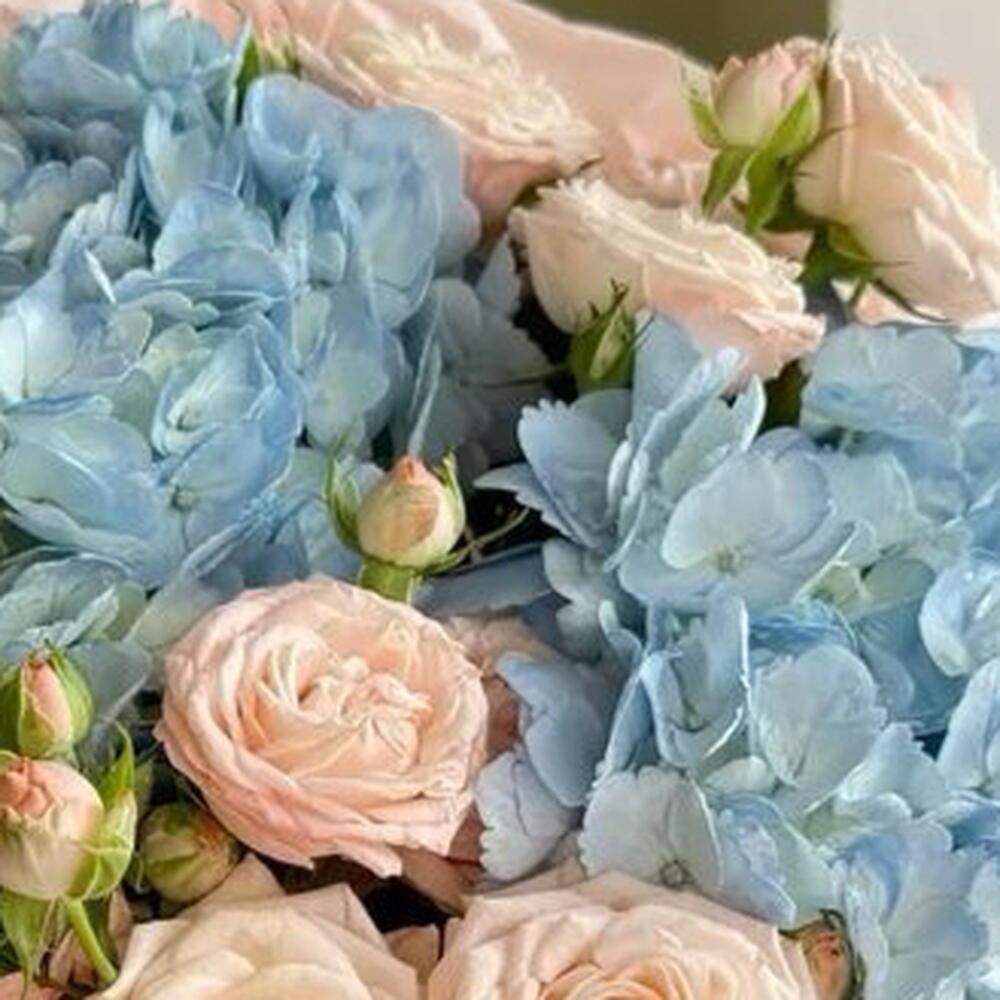 Букет гортензий с кустовыми розами 🎀