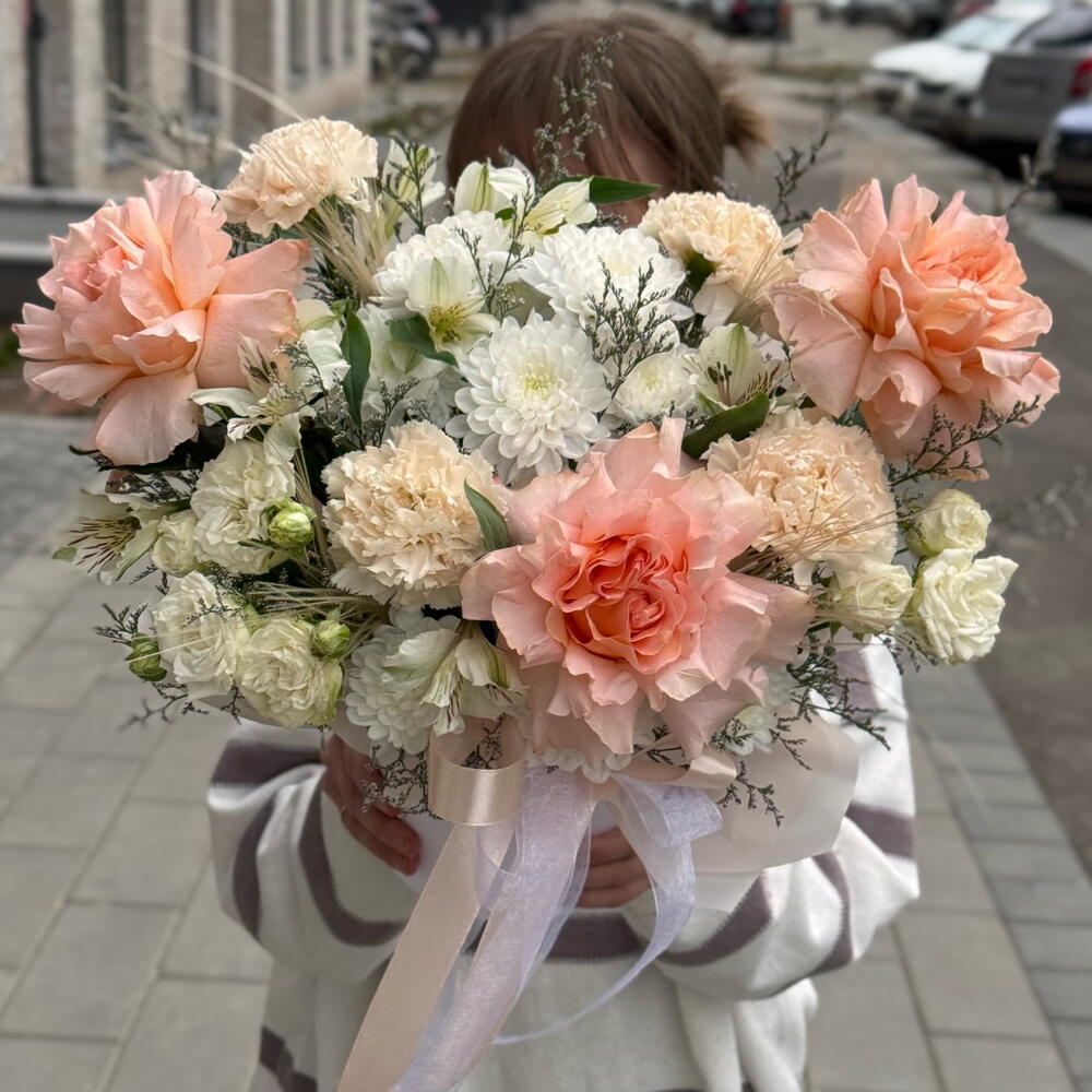 Цветочная композиция в коробке с французскими розами «Мира»