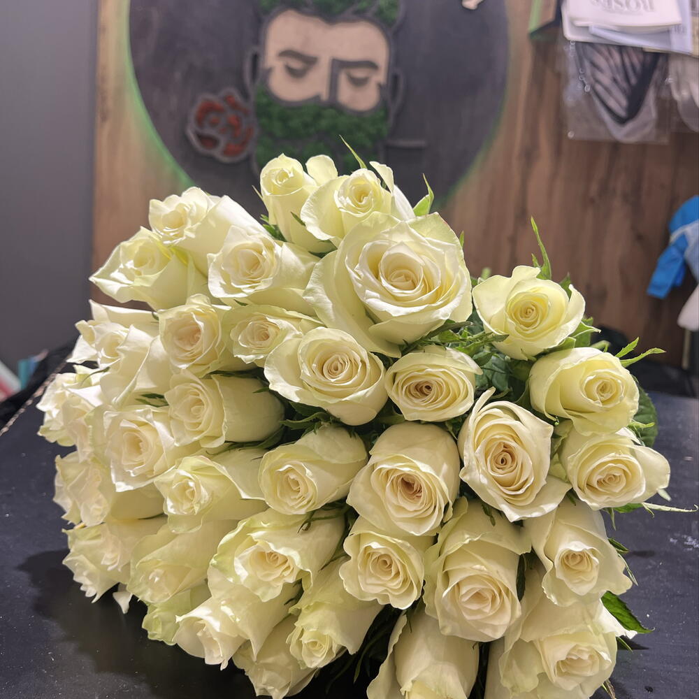 39 белых роз 50 см