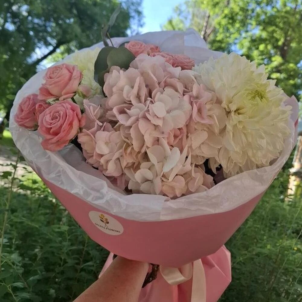 Ароматный букет с кустовыми розами и гортензией