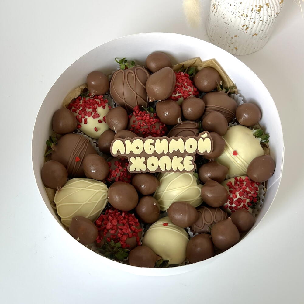 Клубника и малина в шоколаде