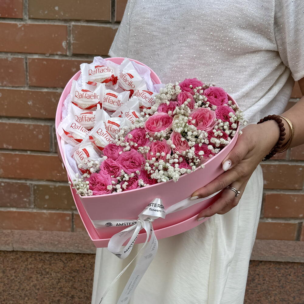 Сердце с Рафаэлло и кустовыми розами