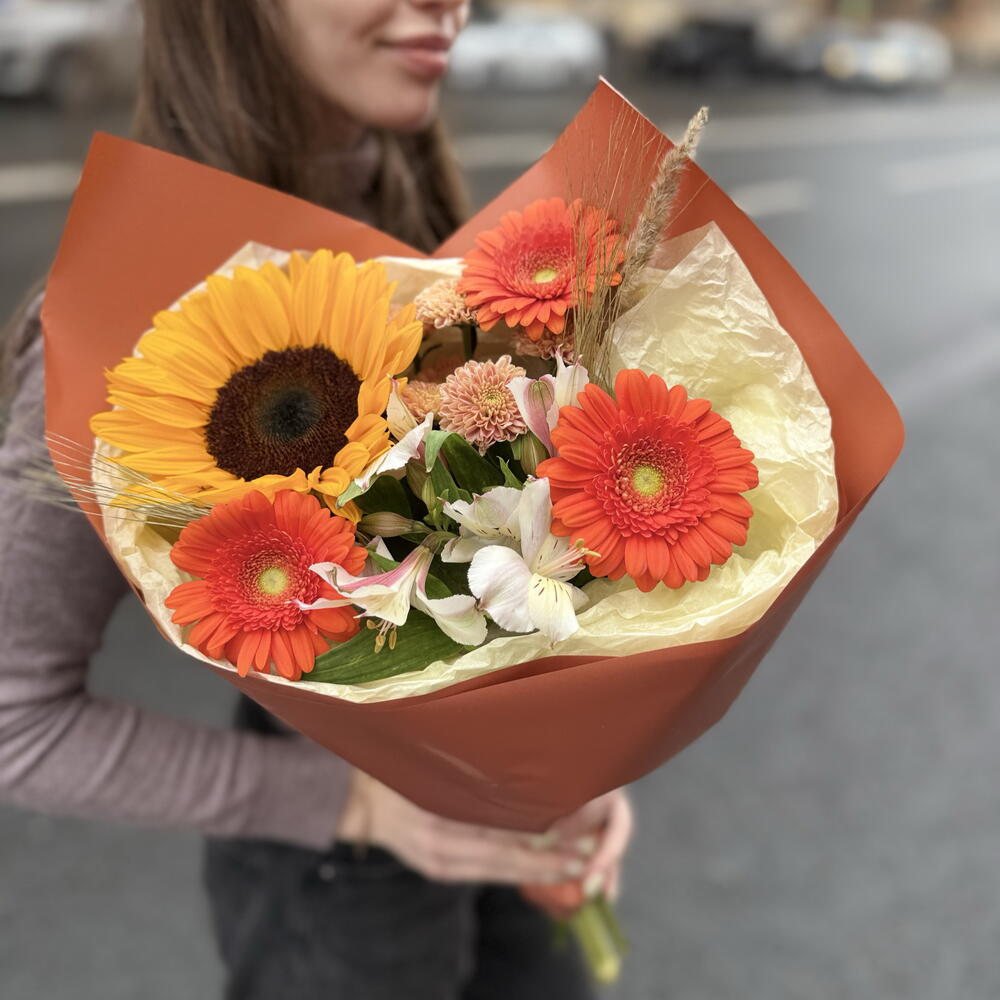 Букет с подсолнухом,гермини,альстромерией и колосьями