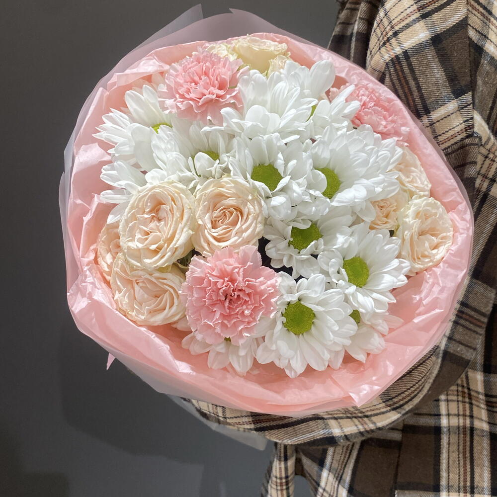 Милый букет из хризантемы,диантусов и кустовой розы 🌸🌸🌸