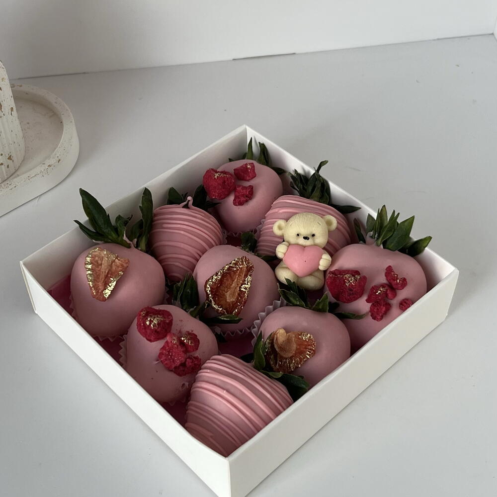 Клубника в розовом шоколаде с сублимированной клубникой и малиной