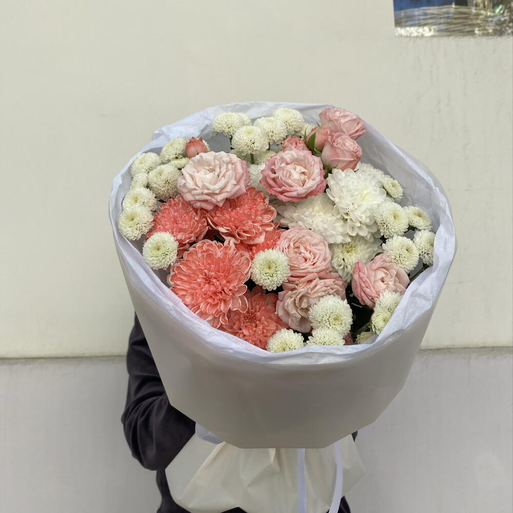 Пышный букет из кустовых роз, ньютона и кустовых хризантем
