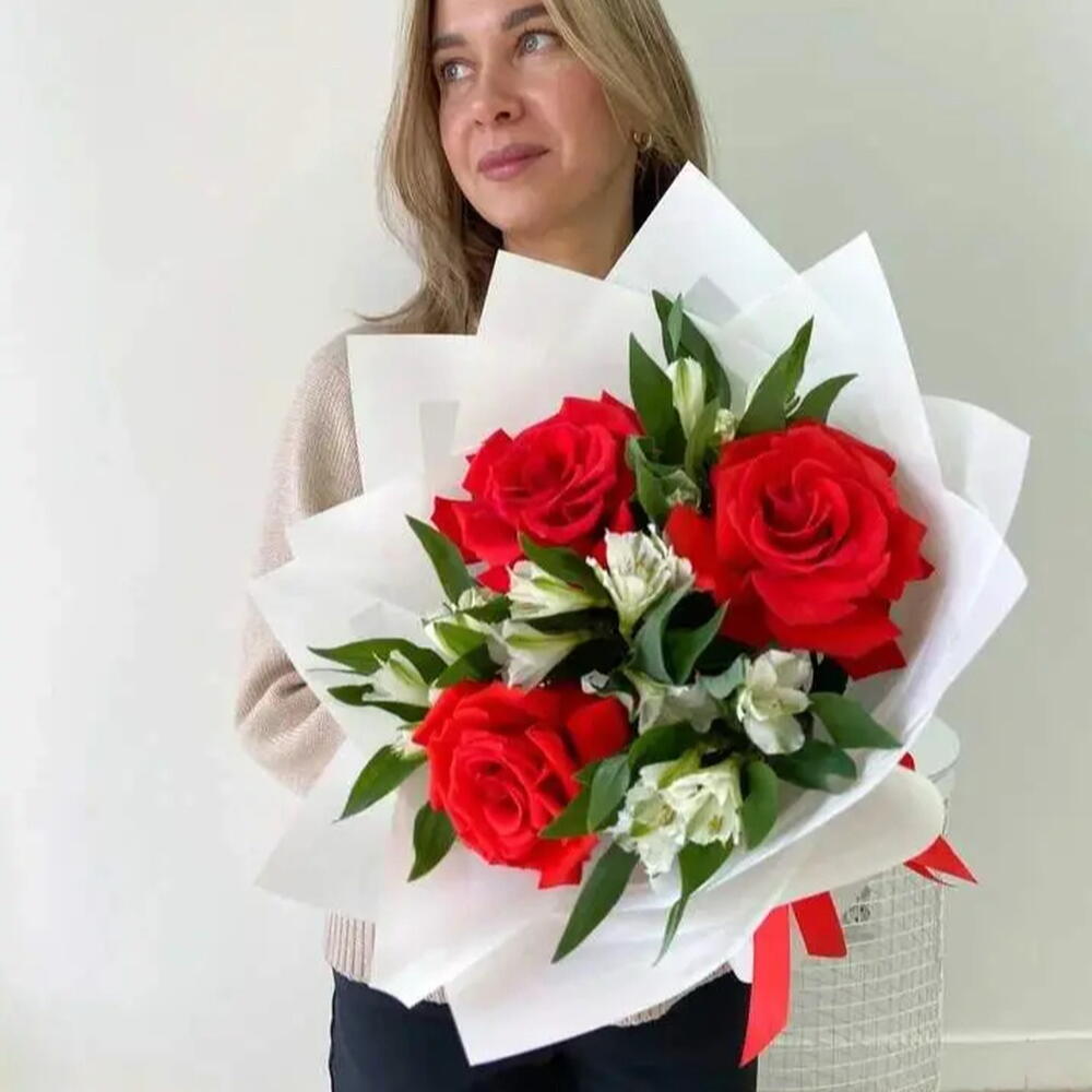 Алые розы и альстромерия