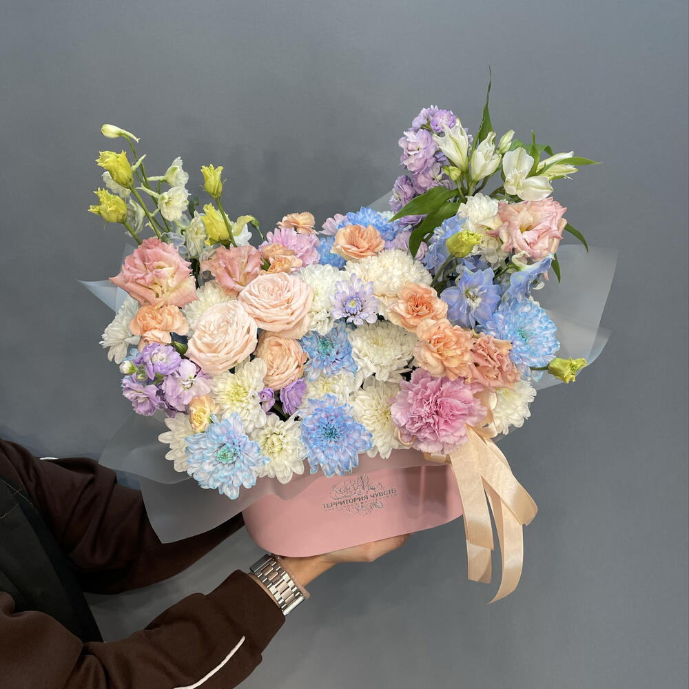 Коробка с дельфиниумом , эустомой , маттиолой кустовой 🎀