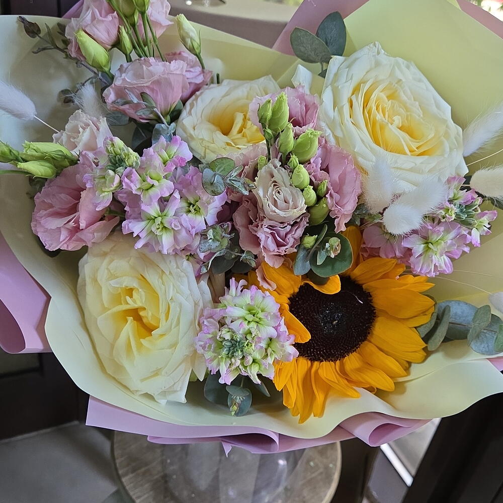 Букет из эустомы, роз, маттиолы,  подсолнух,  лагуруса,  эвкалипта