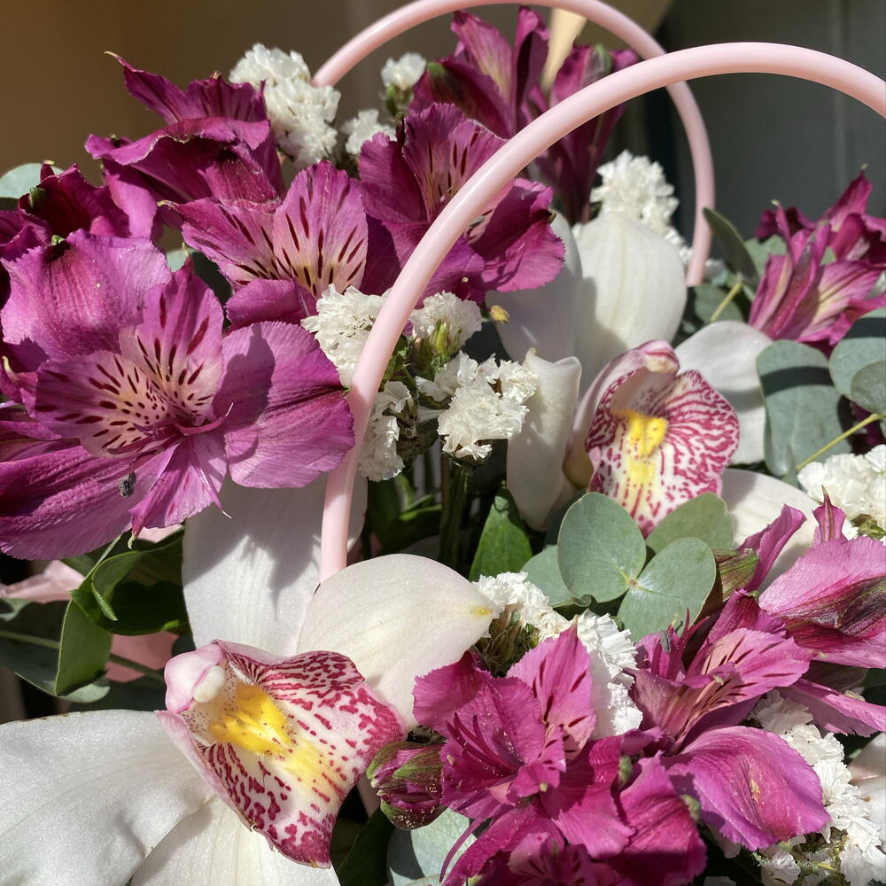 Сумочка нарцисса 🌷 «устойчивый аромат» в составе орхидея, альстромерия, статица, эвкалипт CINEREA