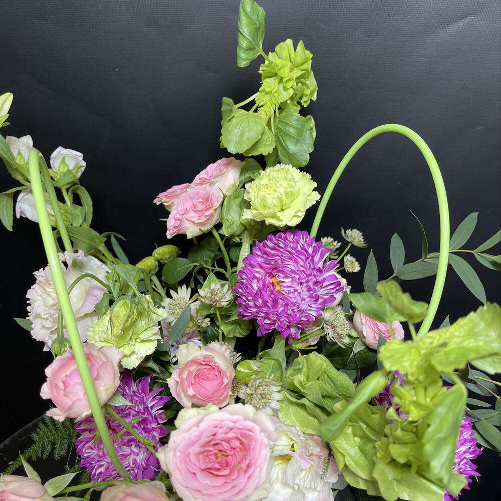 Композиция с розами, эустомой и астрами в сумочке