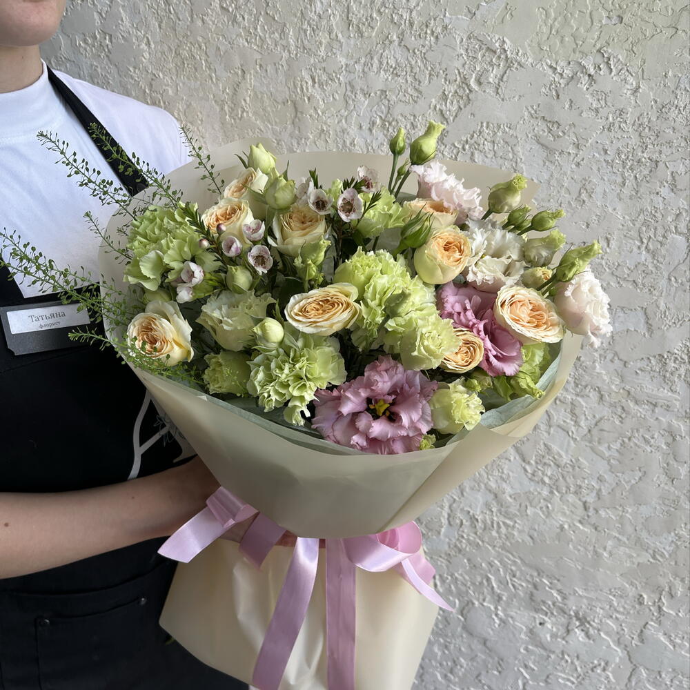 Нежный букет из кустовых роз, эустомы, диантусов, хамелациума и тласпи