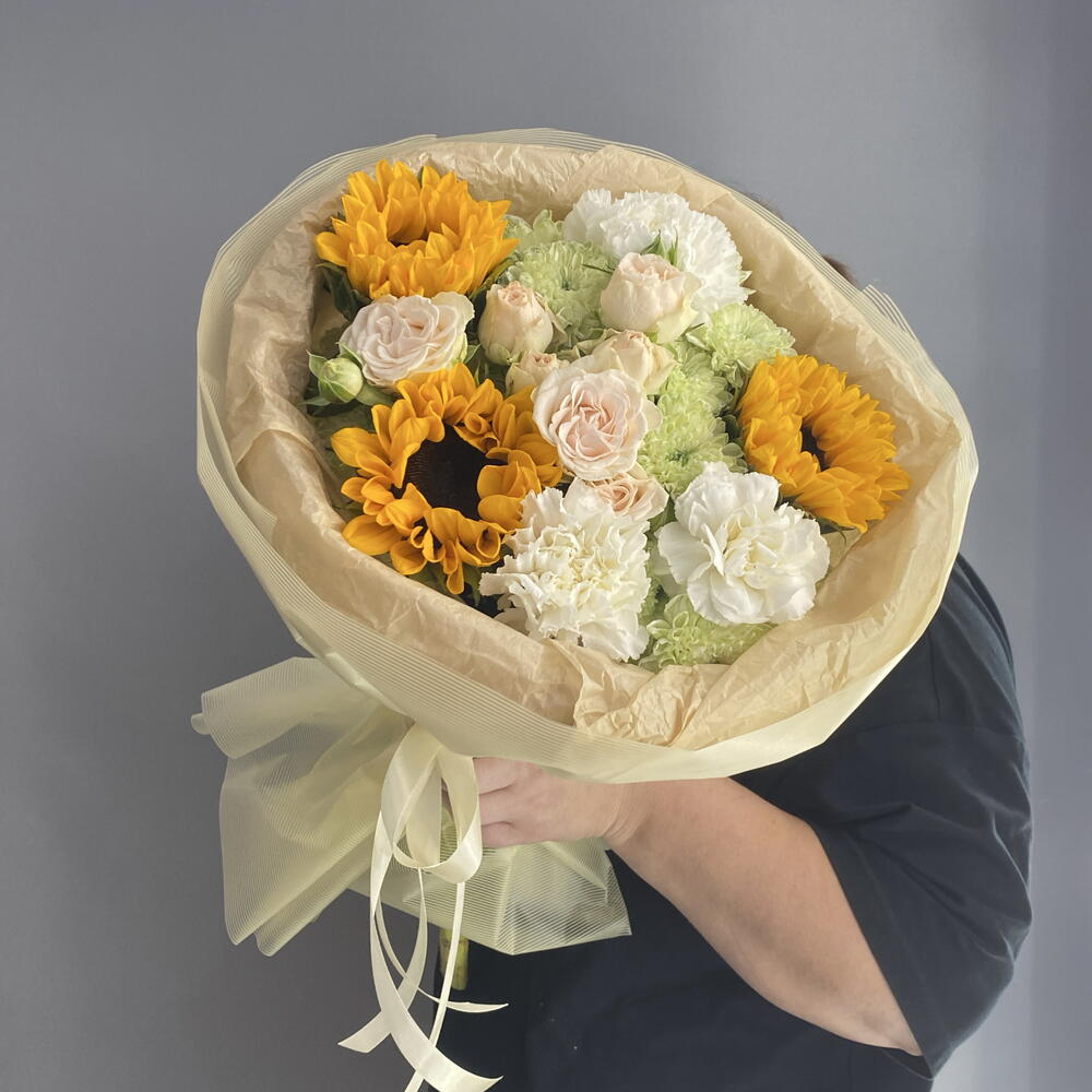 Букет комплимент 🌼 яркие подсолнухи 🌻🌻🌻 белоснежный диантус 🌿 пионовидная кустовая Роза 🩷