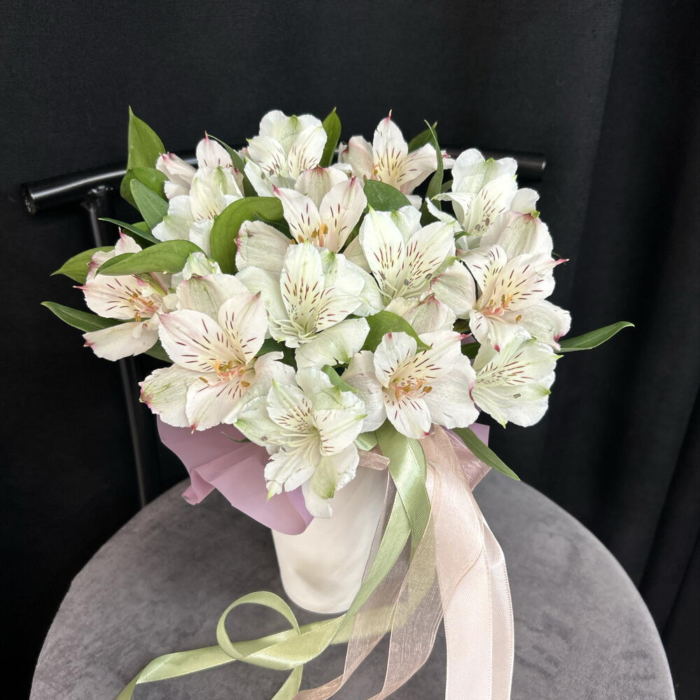 Композиция комплимент из альстромерии и Рускус а