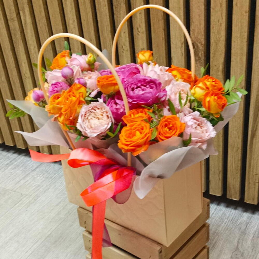 Яркая композиция из пиновидных кустовых роз в сумочке 💐