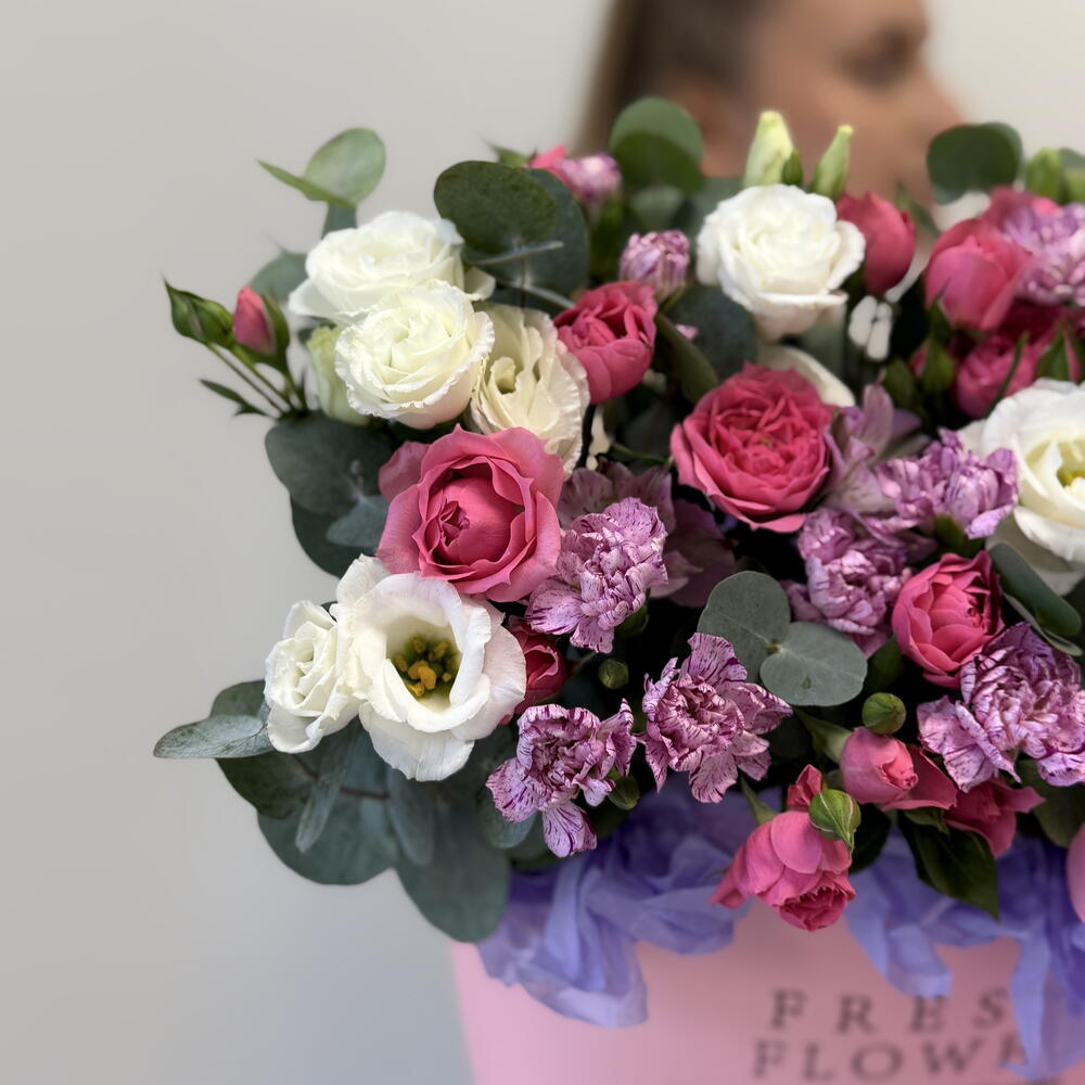 Композиция «Повод без повода🌸»из кустовых диантусов , кустовых пион роз  и эустом с ароматным эвкалиптом в коробке 💐