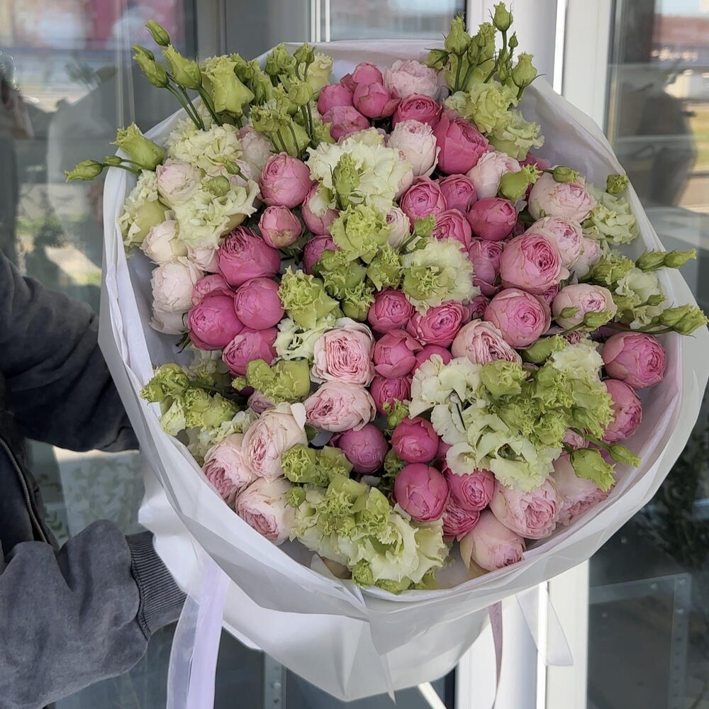 Букет из кустовых пионовидных роз и Эустомы Алиса