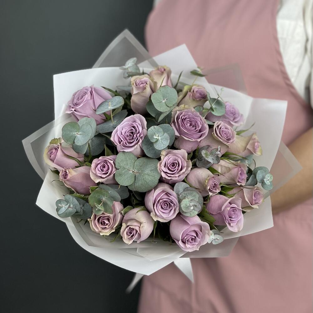 Букет роз. Фиолетовые Розы 21 шт. и ветки Эвкалипта
