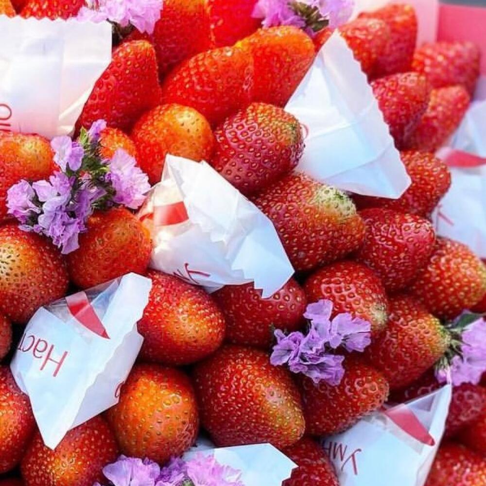 Ramo de fresas y dulces