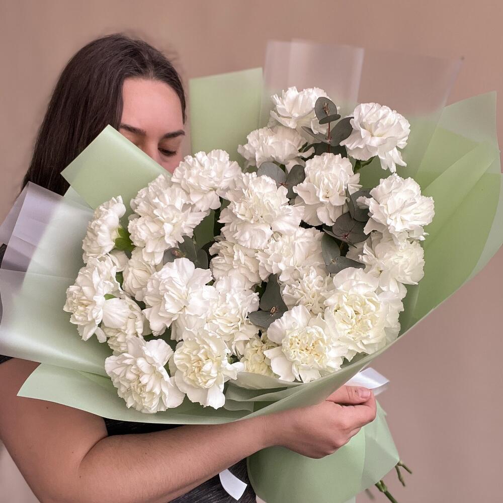 Белые гвоздики (диантусы) с эвкалиптом 25 шт
