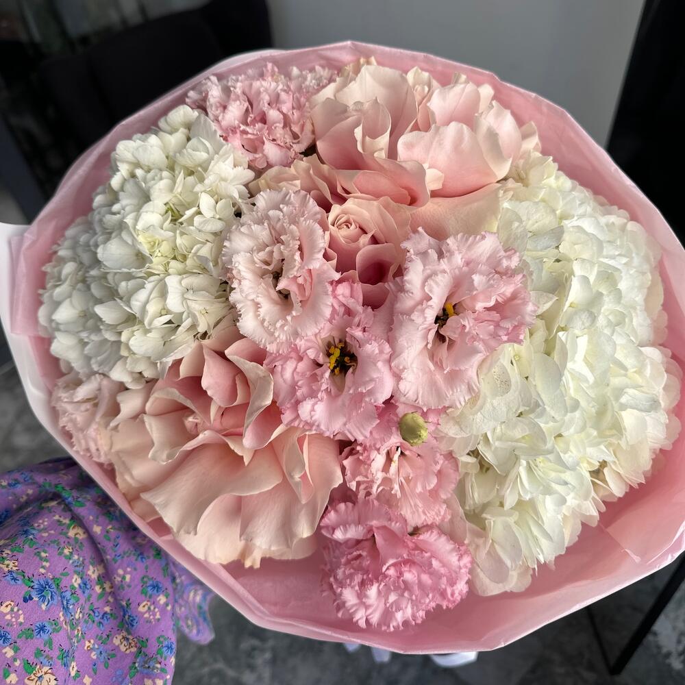 Букет с гортензией, розами и эустомой