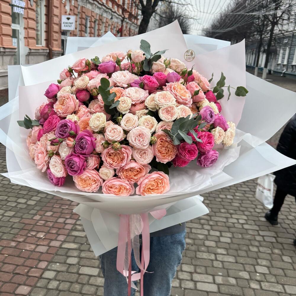 Огромный букет  из 45 веток кустовых пионовидных роз и эвкалипта️