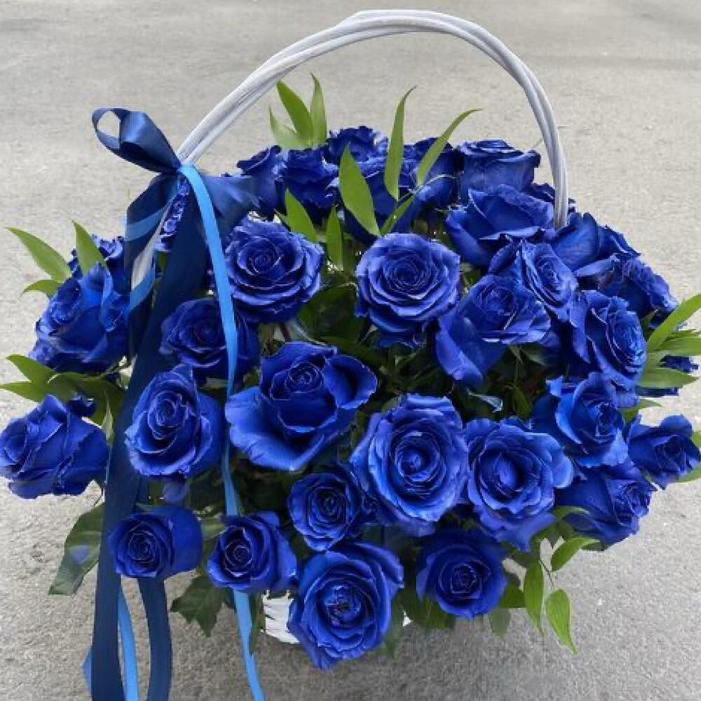 Корзина с синими розами (51 шт)