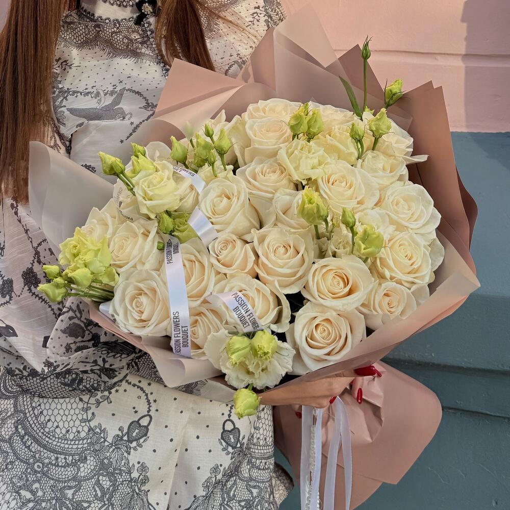 25 белых роз и эустома