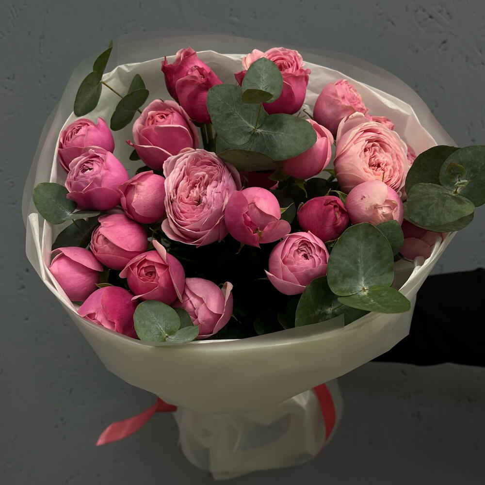 Розовый Шепот 🌸 Нежный букет из кустовых роз оттенков розового — от насыщенного малинового до нежно-пудрового