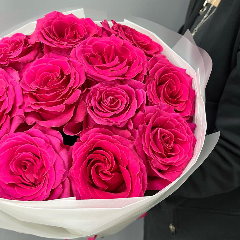 Малиновые розы 🌹  в упаковке с лентой (11 малиновых роз сорта Фулл Монти)