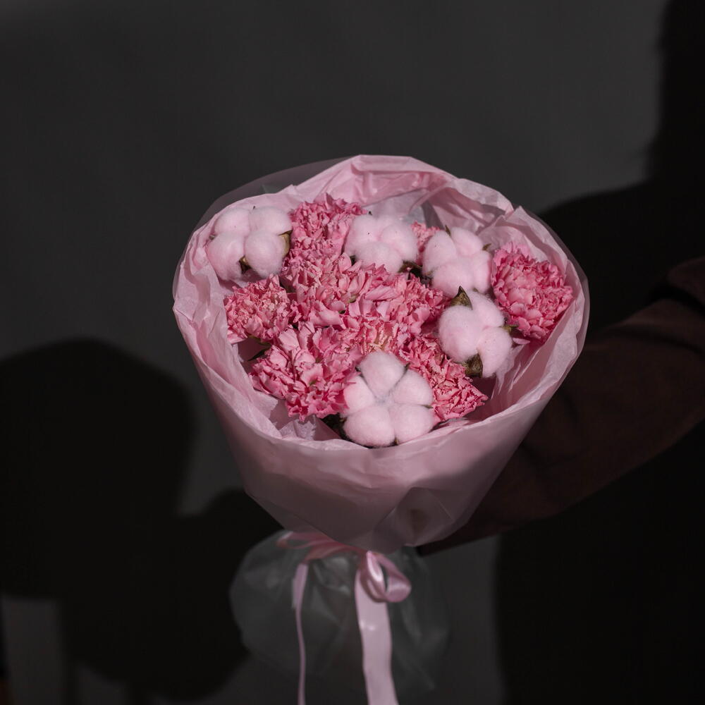 Букет с диантусами и хлопком