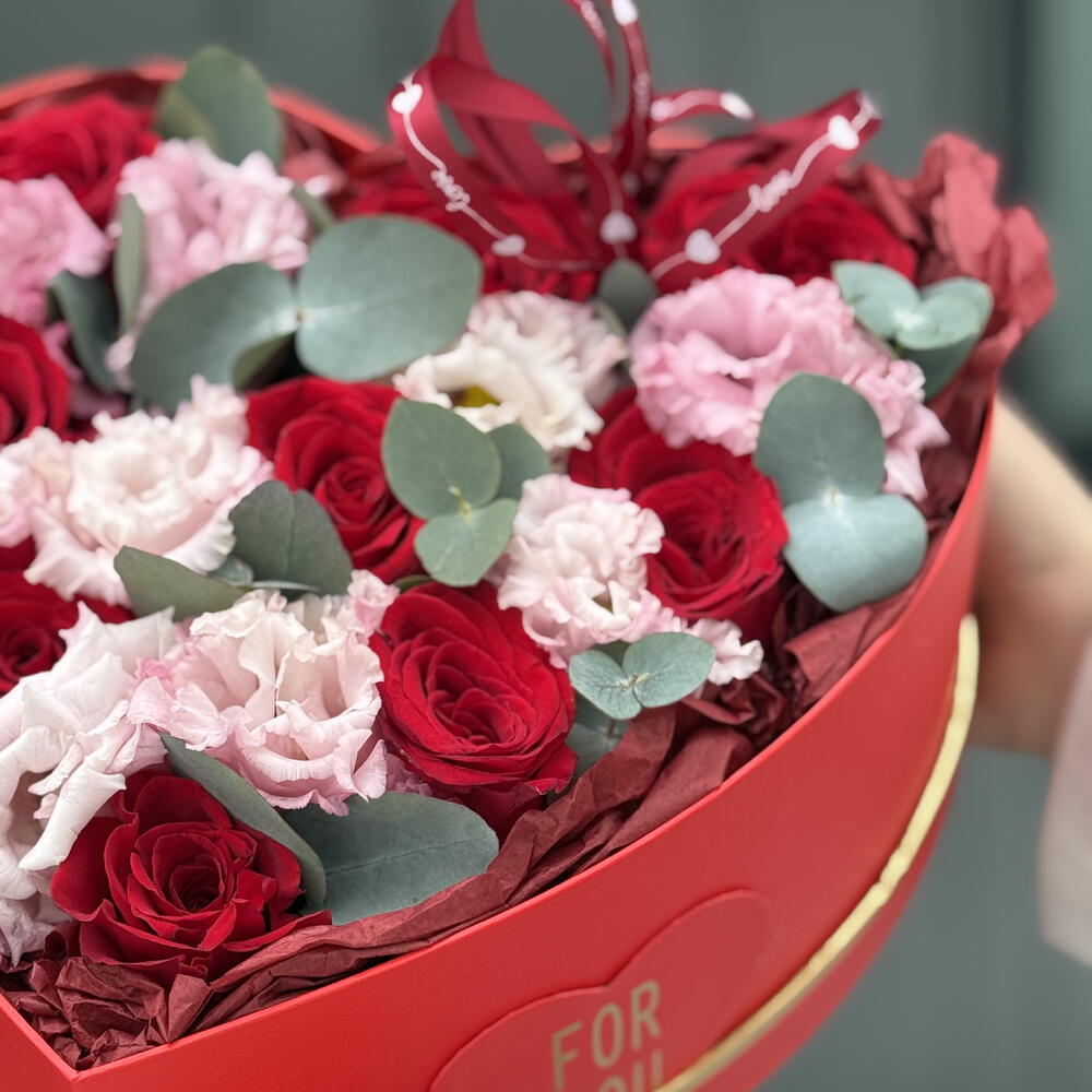 Сердце Люблю из красных роз, эустомы и эвкалипта